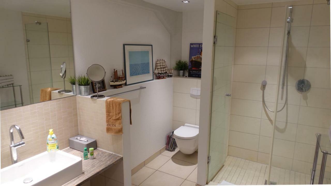 Grosszuegiges Zimmer Mit Badezimmer In Rheinwohnung Köln Exterior foto