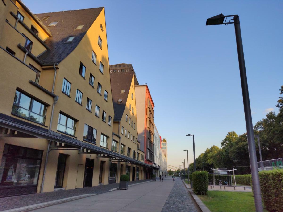 Grosszuegiges Zimmer Mit Badezimmer In Rheinwohnung Köln Exterior foto