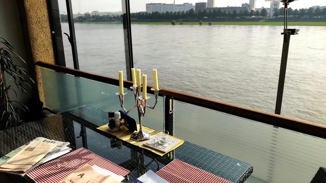 Grosszuegiges Zimmer Mit Badezimmer In Rheinwohnung Köln Exterior foto